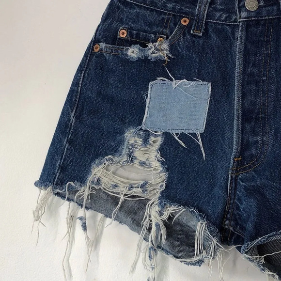 Levi's 501 Distressed Frayed Hem Patchwork High Waist Denim Shorts Size XS - Picture 3 of 9